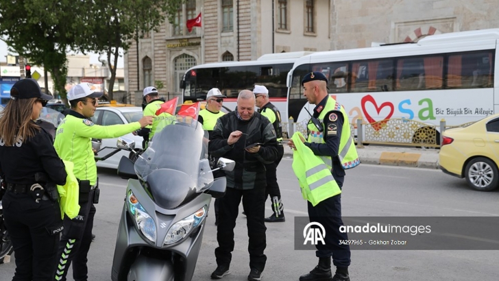 Edirne'de motosiklet sürücülerine reflektörlü yelek dağıtıldı  | KIRKLARELİ