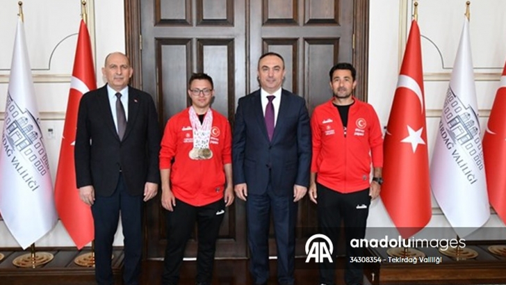  Down sendromlu milli atlet Emirhan Akçakoca Vali Soytürk'ü ziyaret etti   | KIRKLARELİ