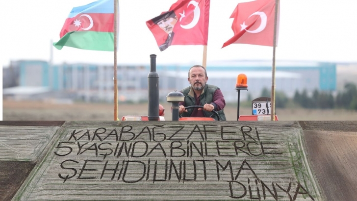 Tarlasına yazdığı kutlama mesajlarıyla bilinen Kırklarelili çiftçi bu kez de Karabağ zaferini kutladı | KIRKLARELİ
