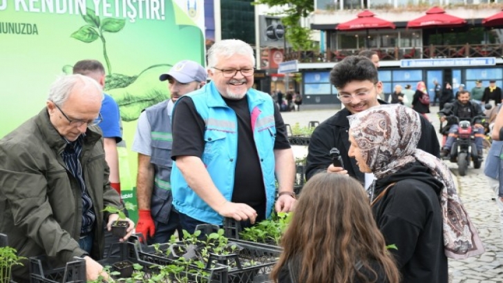 Lüleburgaz Belediyesi 15 bin fideyi vatandaşlarla paylaştı | KIRKLARELİ